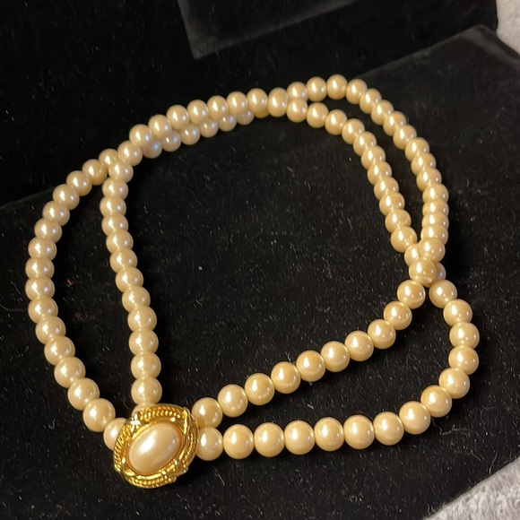 Avon -1987- Capital Style Necklace Pearl and Gold Latch - Picture 2 of 7